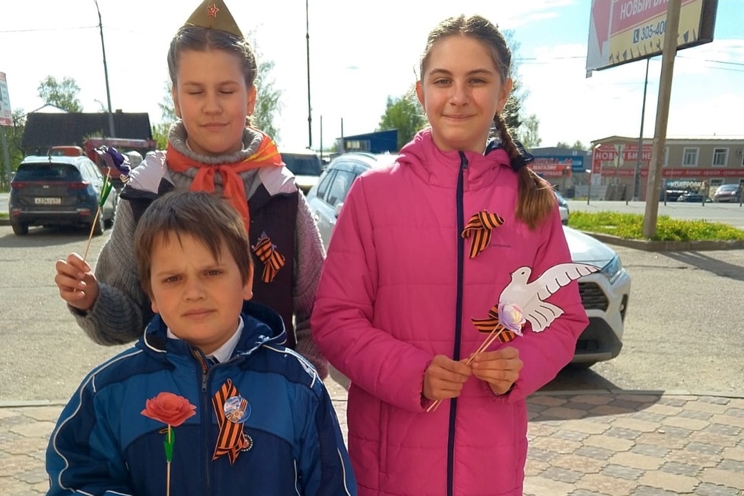 «Поздравление жителей микрорайона с Днём Победы»..